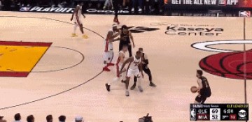 恐怖手感！亨特刚上场底角三分张手就进！强势回应Answer ball！